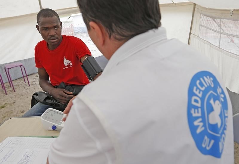 Un millier de migrants encore "en errance" a paris, dit mdm