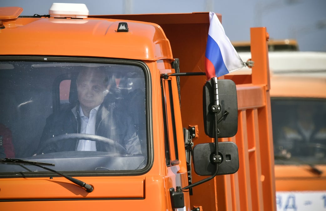 Poutine inaugure le pont de kertch entre la russie et la crimee