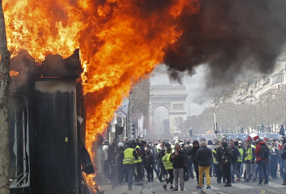 "gilet jaunes": des vetements voles aux champs-elysees retrouves a bergerac
