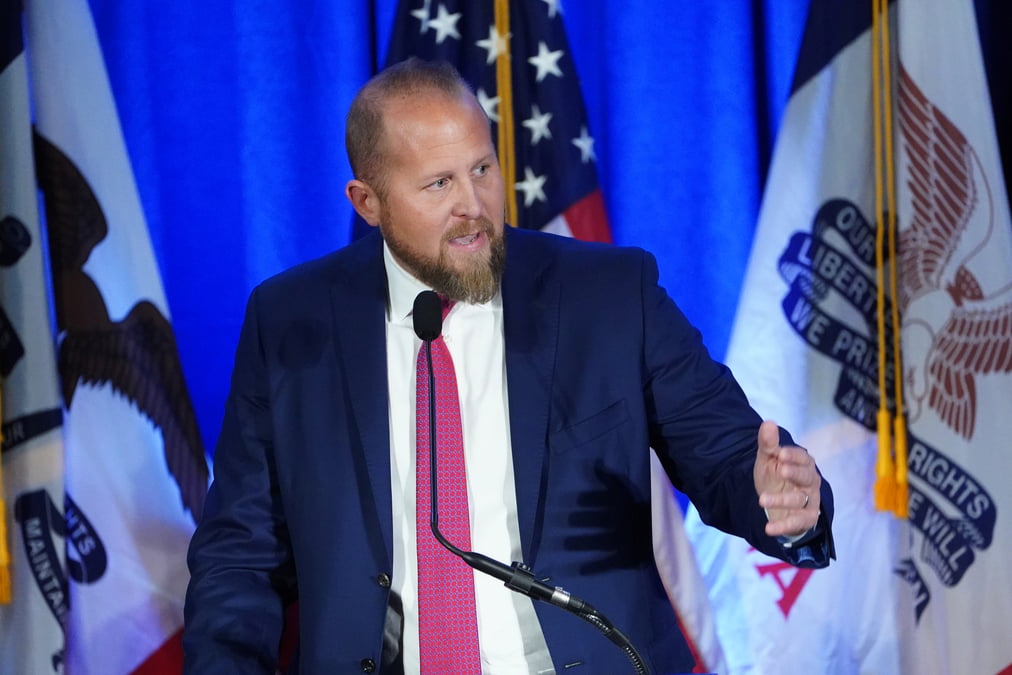 Usa : trump, en baisse dans les sondages, change de directeur de campagne