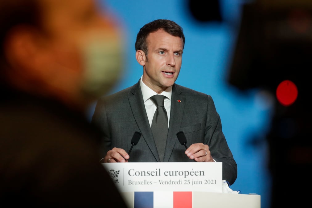 Macron salue l'accord europeen sur une approche "volontariste" face a la russie