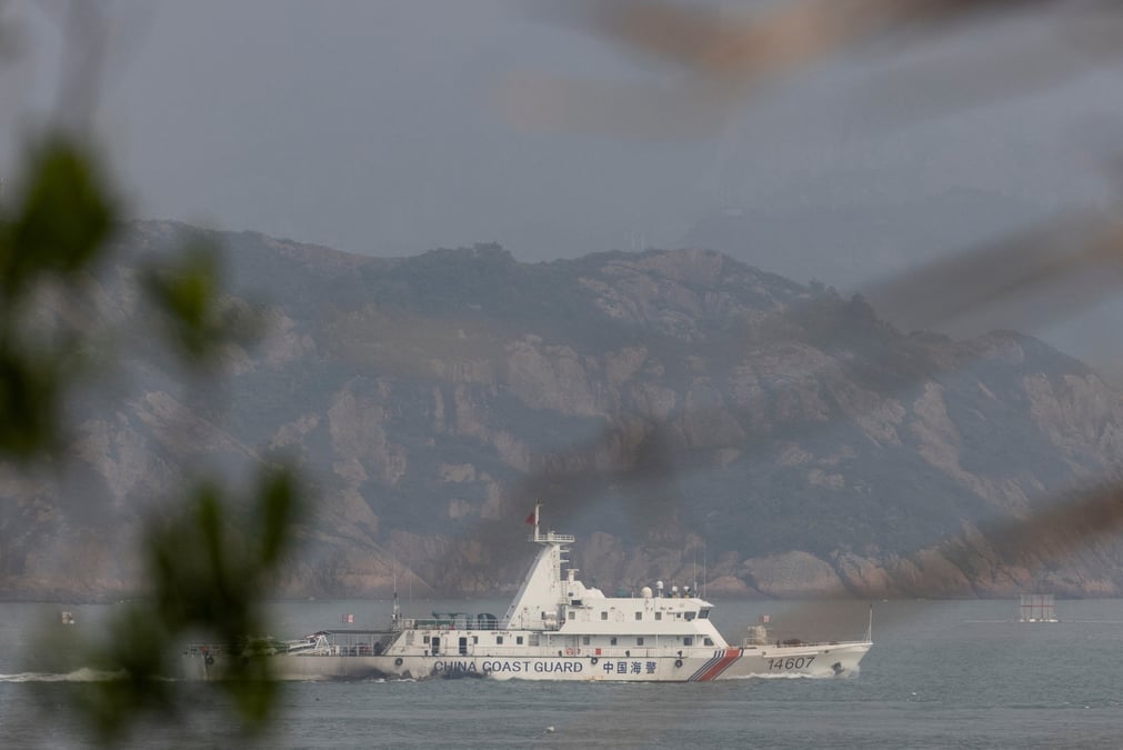 Un navire des garde-cotes chinois navigue lors d'un exercice militaire pres de fuzhou, dans la province de fujian, a proximite des iles matsu controlees par taiwan
