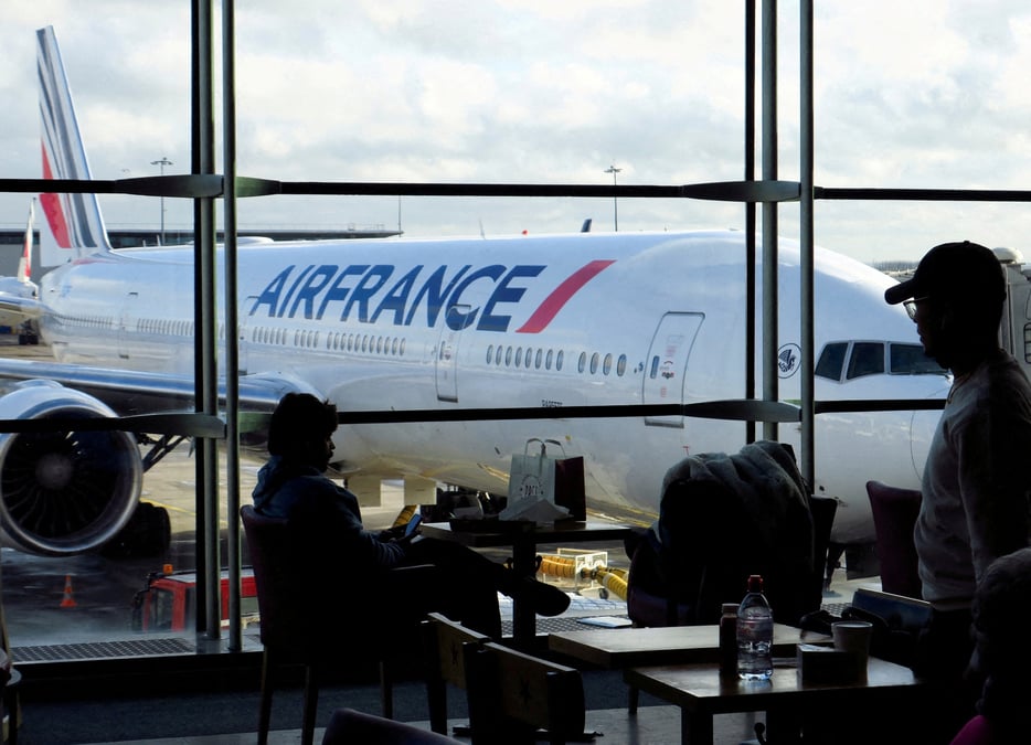Photo d'archives: des passagers attendent un vol air-france