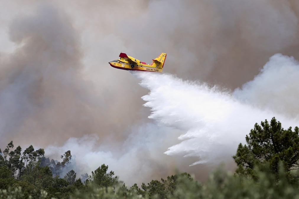 Un avion de lutte contre les incendies, au portugal