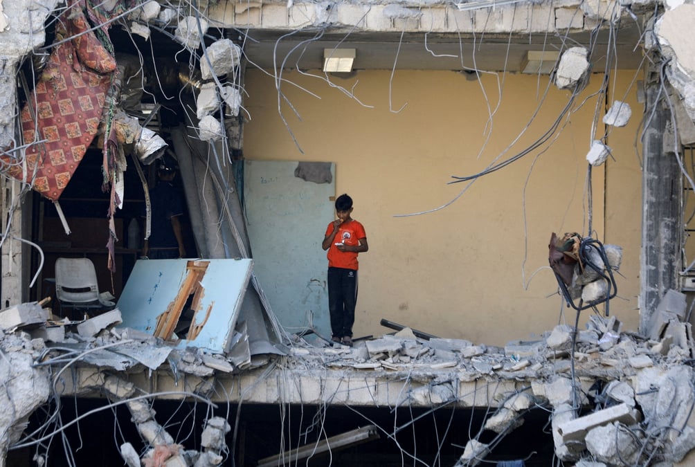 Un garcon palestinien se tient parmi les decombres, en pleine conflit entre israel et le hamas, a gaza