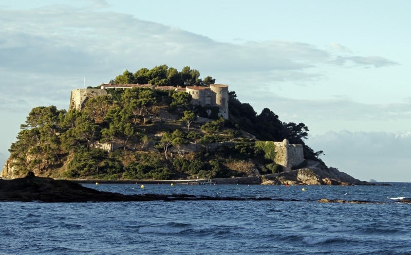 Griveaux justifie l'installation d'une piscine au fort de bregancon