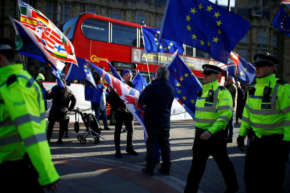 Grande-bretagne: les manifestations devant le parlement inquietent