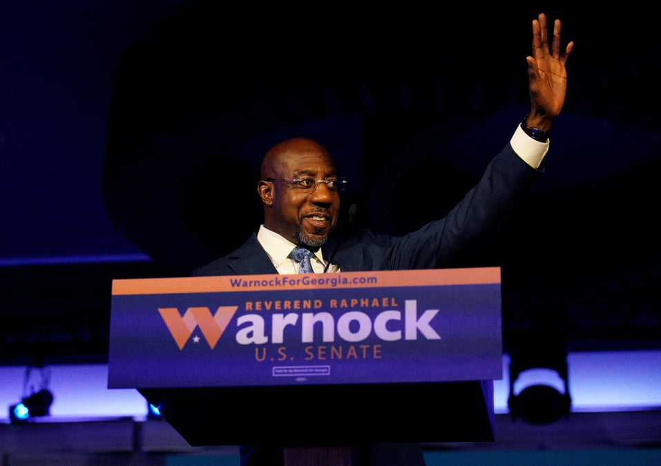 Le senateur democrate sortant, raphael warnock, a atlanta, en georgie, lors des elections de mi-mandat aux etats-unis