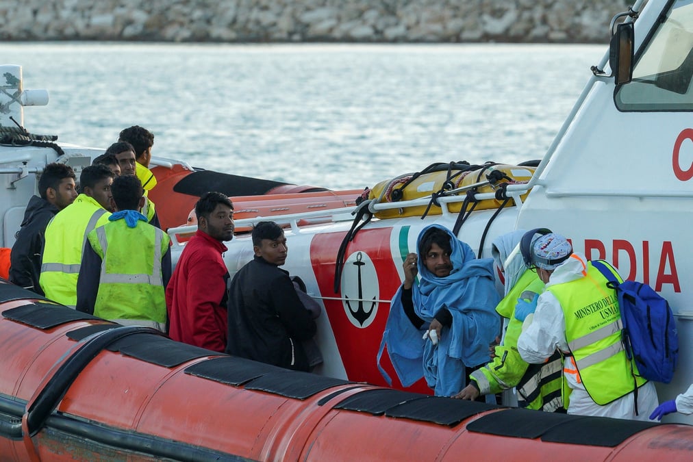 Des migrants debarquent en sicile apres avoir survecu a un naufrage meurtrier