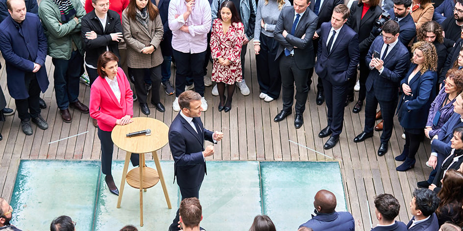 Emmanuel Macron vendredi au siège de campagne de la liste Renaissance-Horizons-MoDem. À ses côtés, Valérie Hayer.