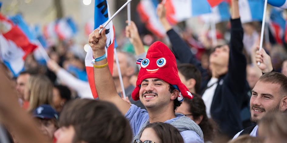 Ambiance lors du défilé des athlètes français ayant participé aux Jeux olympiques et paralympiques de Paris 2024, sur l'avenue des Champs-Élysées à Paris, le 14 septembre 2024.