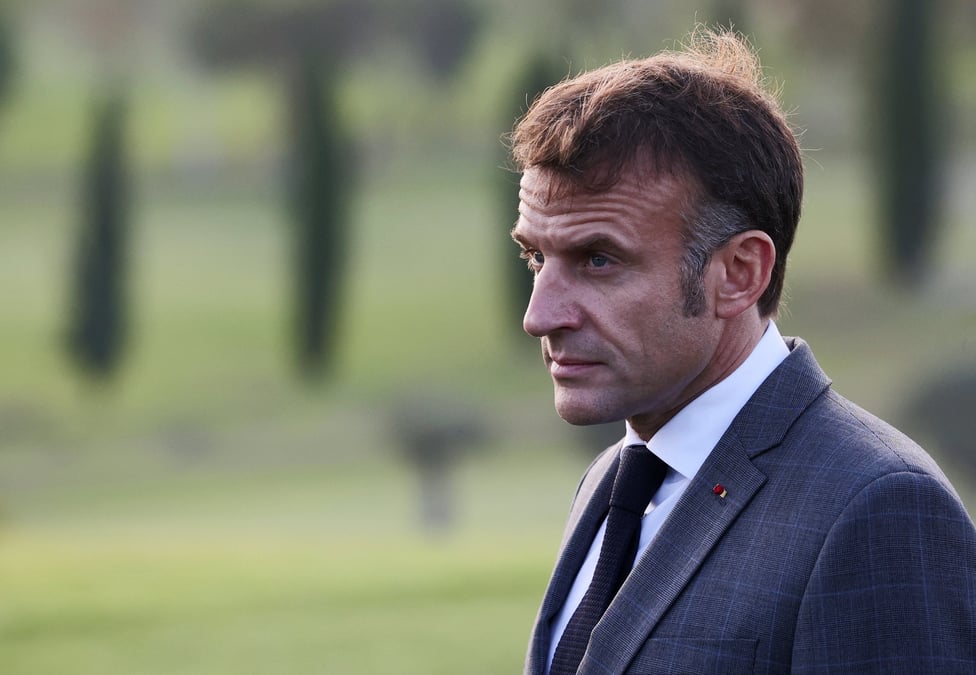 Le president francais emmanuel macron regarde apres une photo de famille le jour du sommet euro-mediterraneen