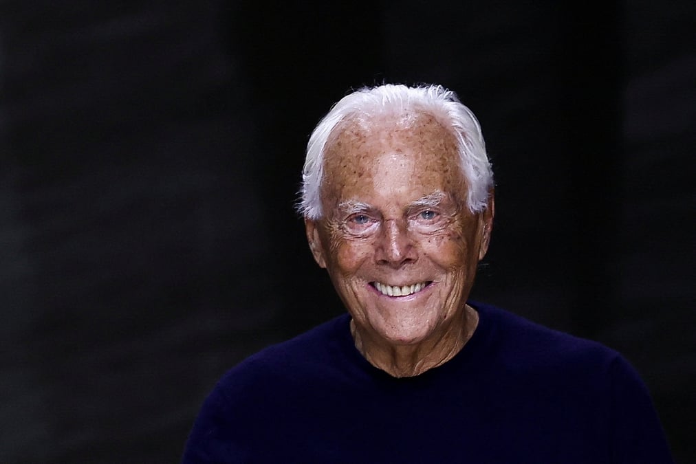 Le createur giorgio armani apparait a la fin de son defile de la collection haute couture automne/hiver 2024-2025 pour giorgio armani prive a paris, france