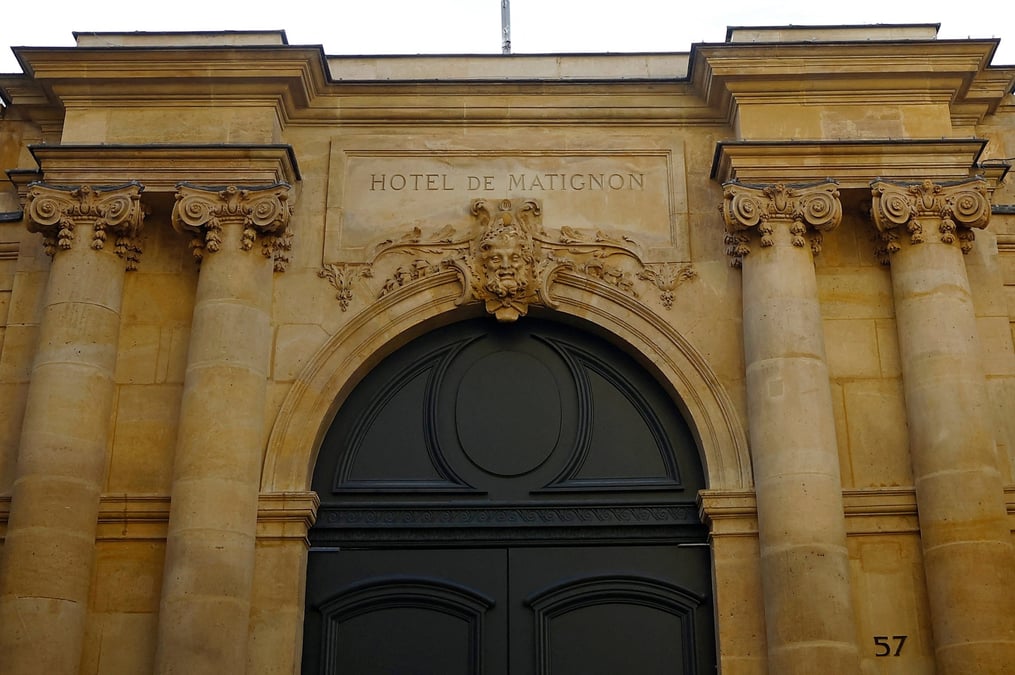 L'entree de l'hotel matignon, la residence officielle du premier ministre francais, a paris