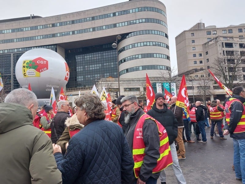De dos au premier plan, Christophe Ferrari, président de la Métropole de Grenoble, aux côté d'un délégué CGT de Vencorex.
