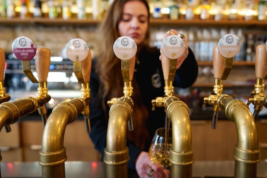 Plusieurs domaines, coopératives et prestataires, à l'instar de la PME lyonnaise Les Assembleurs, misent aujourd'hui sur le vin à la pression, proposé à la tireuse.