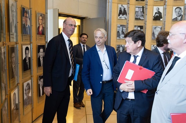 Le ministre de l'Economie Eric Lombard à la sortie de sa réunion avec la délégation de parlementaires socialistes lundi soir.