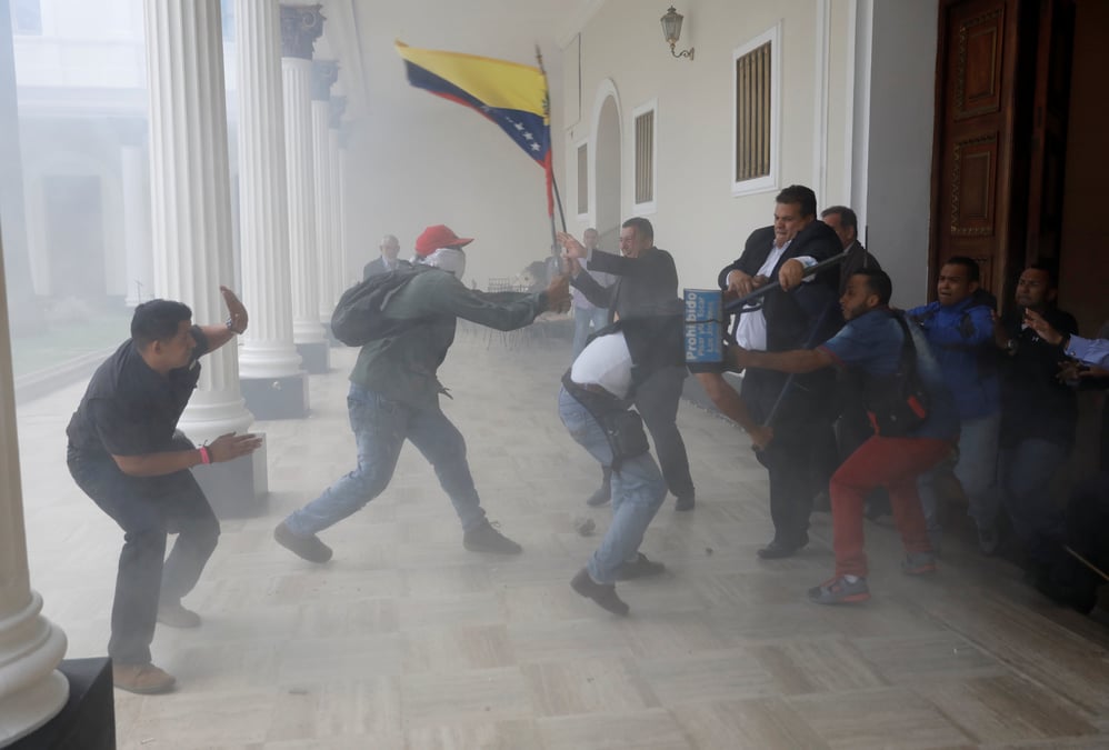 Venezuela: des partisans de maduro agressent des deputes