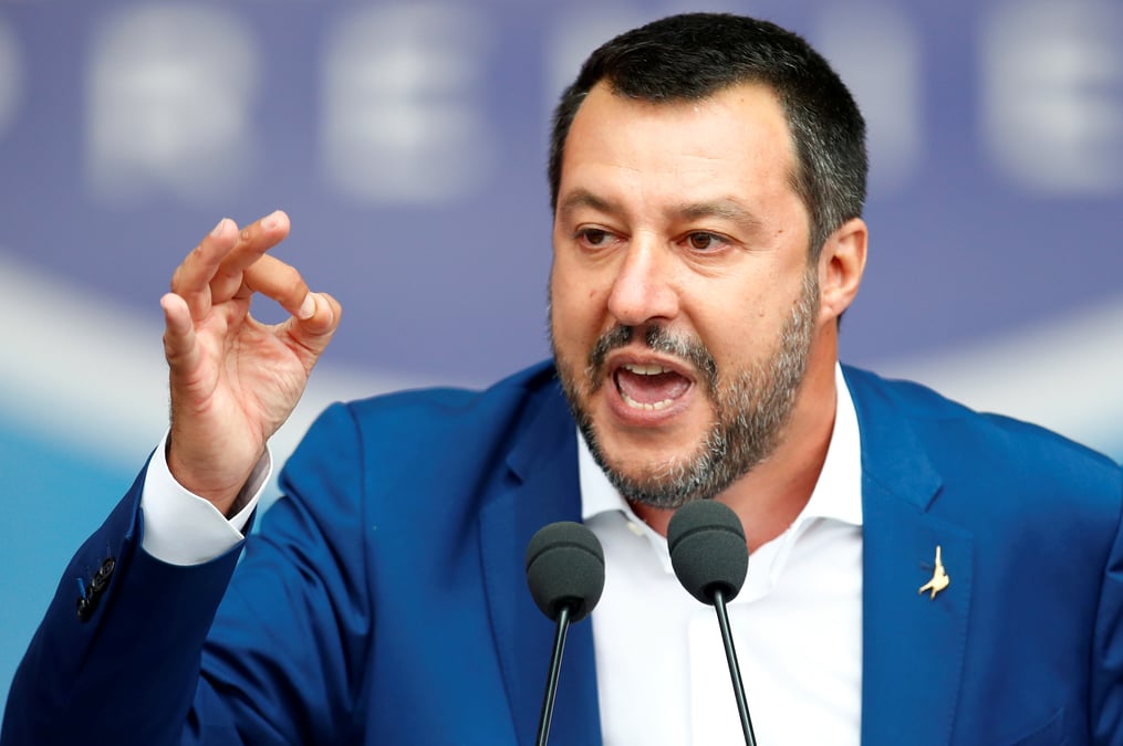 L'extreme droite, avec le pen, affiche son unite a milan