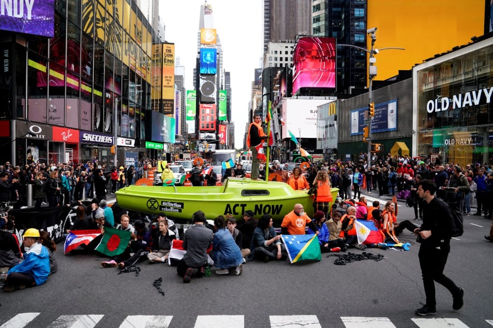 Lors d'une semaine de "rébellion internationale", Extinction rebellion, pourtant créé il y a seulement un an, est parvenu à bloquer des sites emblématiques dans une soixantaine de villes.