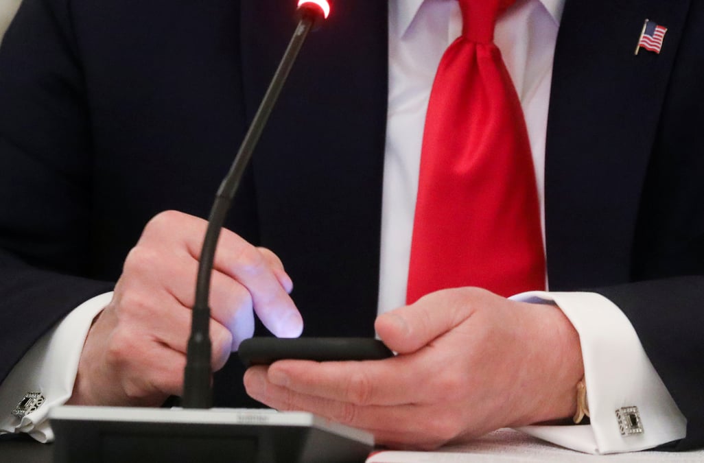 Twitter accole la mention "contenu manipule" a une video de trump
