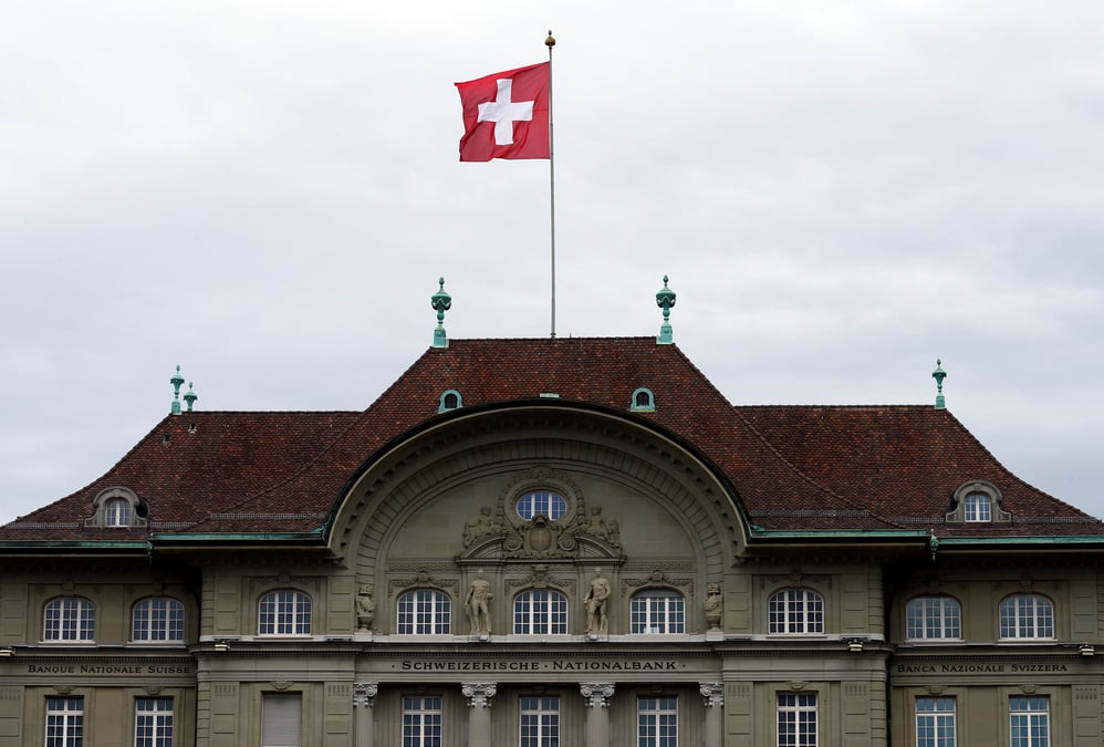 Suisse: la bns abaisse ses previsions et maintient sa politique