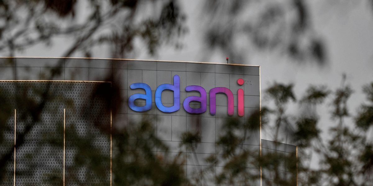 Le logo du groupe adani est visible sur la facade de son siege social a la peripherie d'ahmedabad