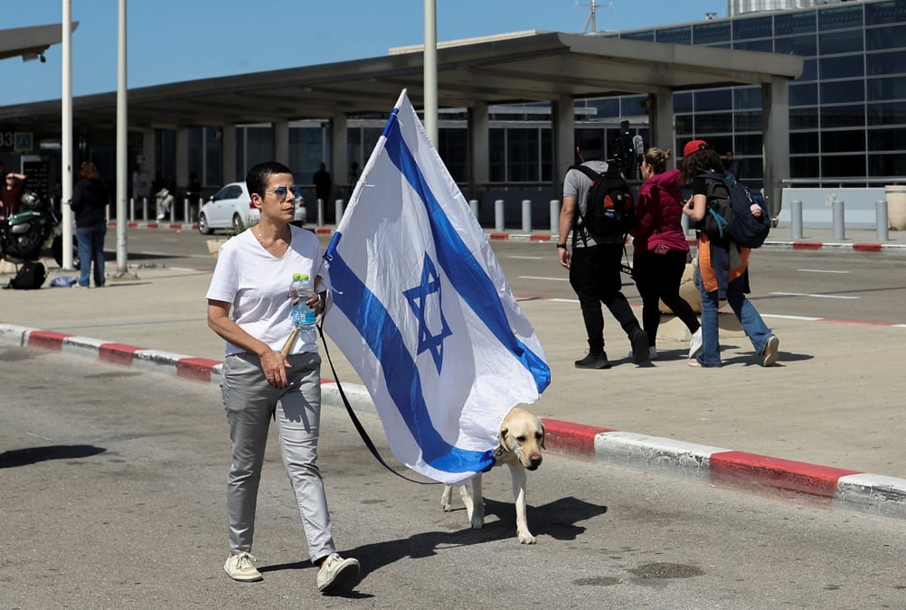 Une manifestante a l' aeroport international de tel aviv-david ben gourion