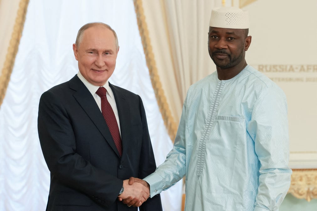 Le president russe vladimir poutine et le president de transition du mali assimi goita