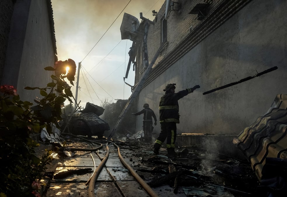 Des sauveteurs travaillent sur le site d'un bombardement a kherson