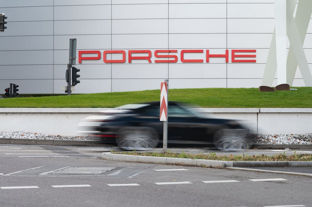Le directeur général de Porsche pense que la fin des voitures thermiques en 2035 pourrait être retardée.
