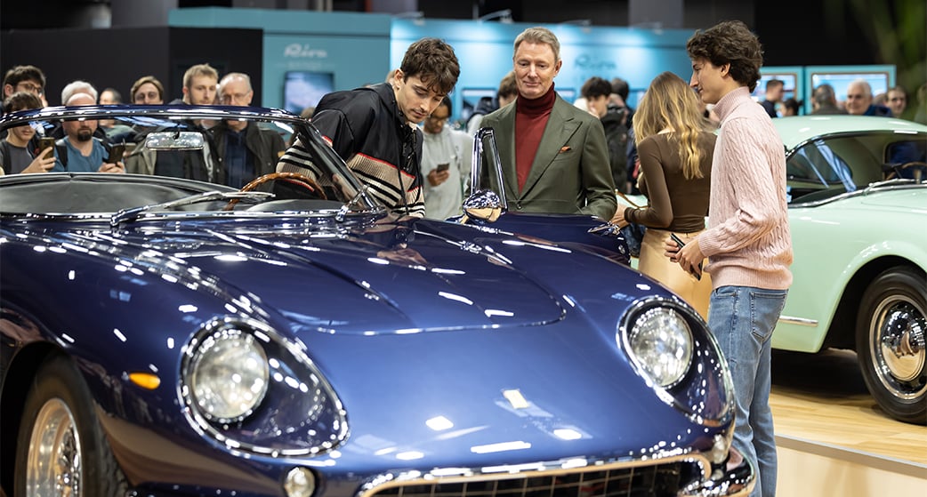 Le pilote de F1 de la Scuderia, Charles Leclerc, et le sublime modèle Ferrari 250 GT California Spyder LWB.