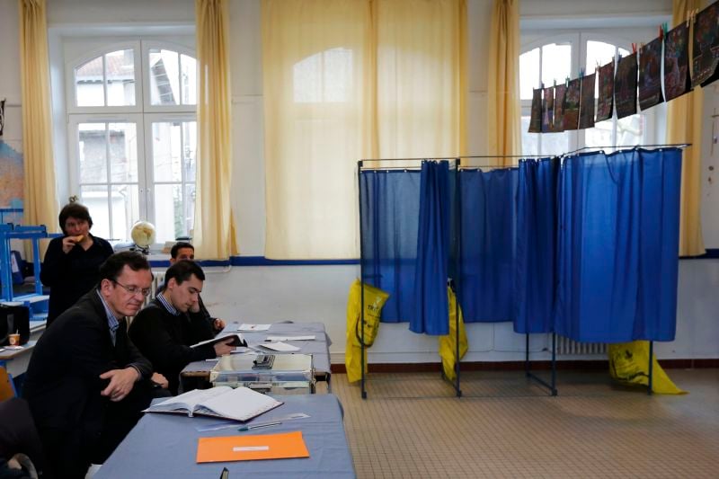 Le PS face au risque d'une "vague bleue" au second tour