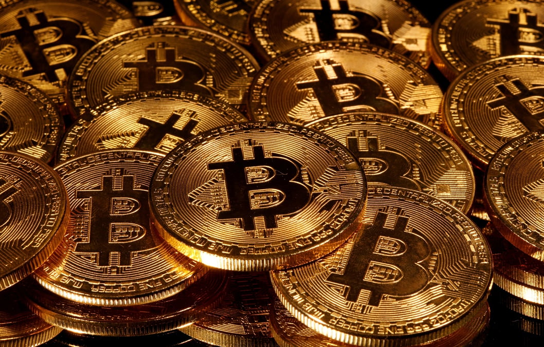 Dans les crypto-actifs se rangent les monnaies virtuelles, comme le bitcoin, ainsi que des nouveaux moyens de financement par des "jetons" (token) ouvrant des droits financiers ou à des services, et qui utilisent la technologie blockchain.