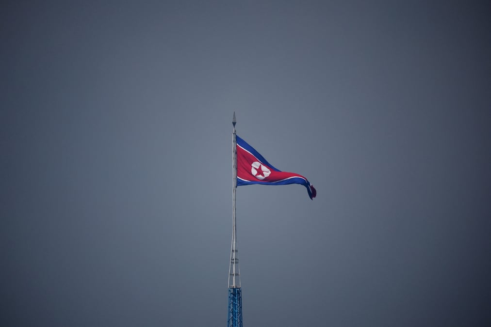 Photo d'archives d'un drapeau nord-coreen flottant dans le village de gijungdong