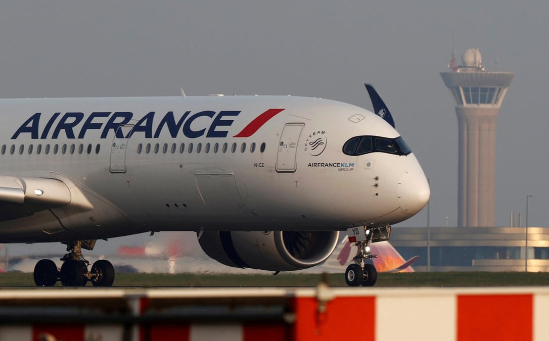 Un avion d'air france atterrit a l'aeroport charles-de-gaulle pres de paris