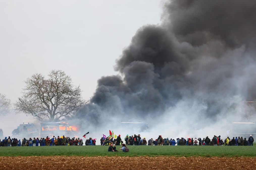 Un vehicule en feu lors d'une manifestation contre un projet de vaste reservoir de retention d'eau a sainte-soline