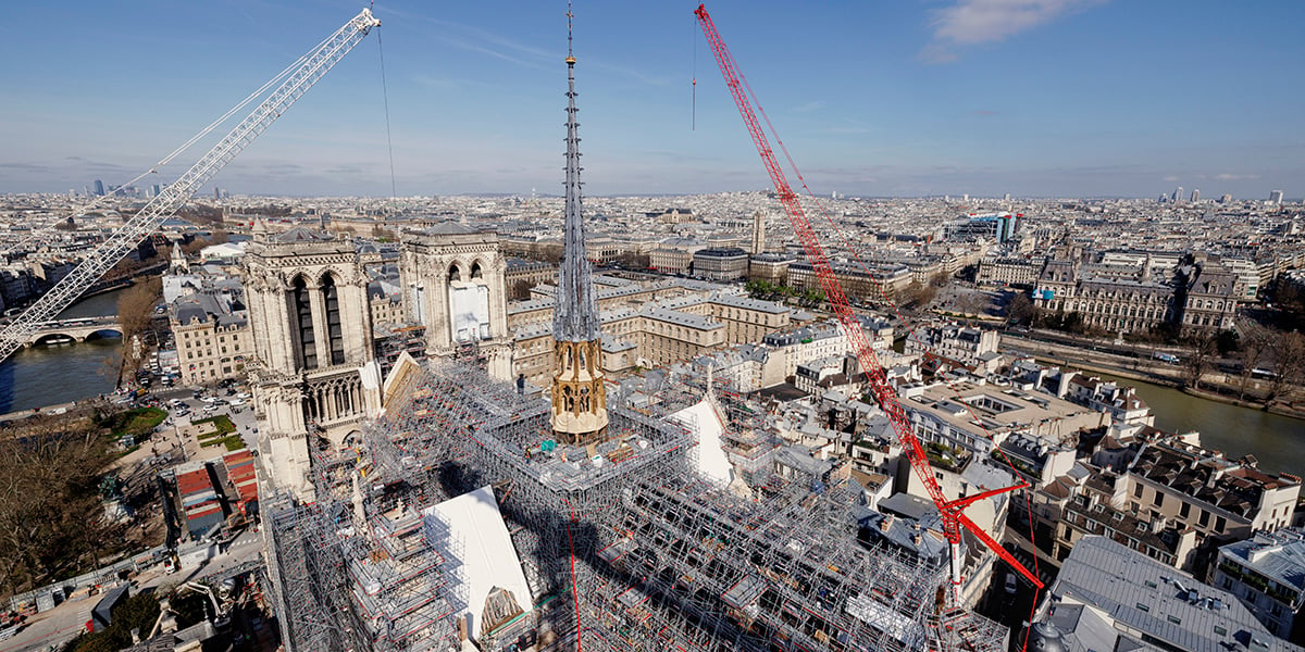 Vue de la cathédrale, le 19 mars. La nouvelle flèche, libérée des échafaudages, reproduit à l’identique celle de Viollet-le-Duc.