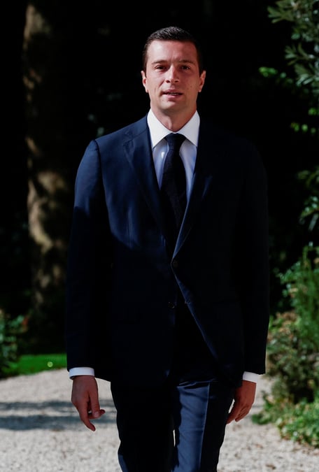 Le president francais macron rencontre les chefs de parti pour discuter de la nomination d'un nouveau premier ministre, a paris