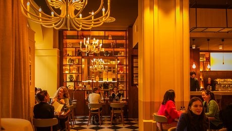 Comme au Café Gaveau, à Paris, certains théâtre offrent désormais des tables où la cuisine bistronomique s'est imposée.