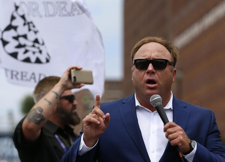 Le fondateur d'infowars juge pour avoir affirme que la tuerie de sandy hook etait un "canular"