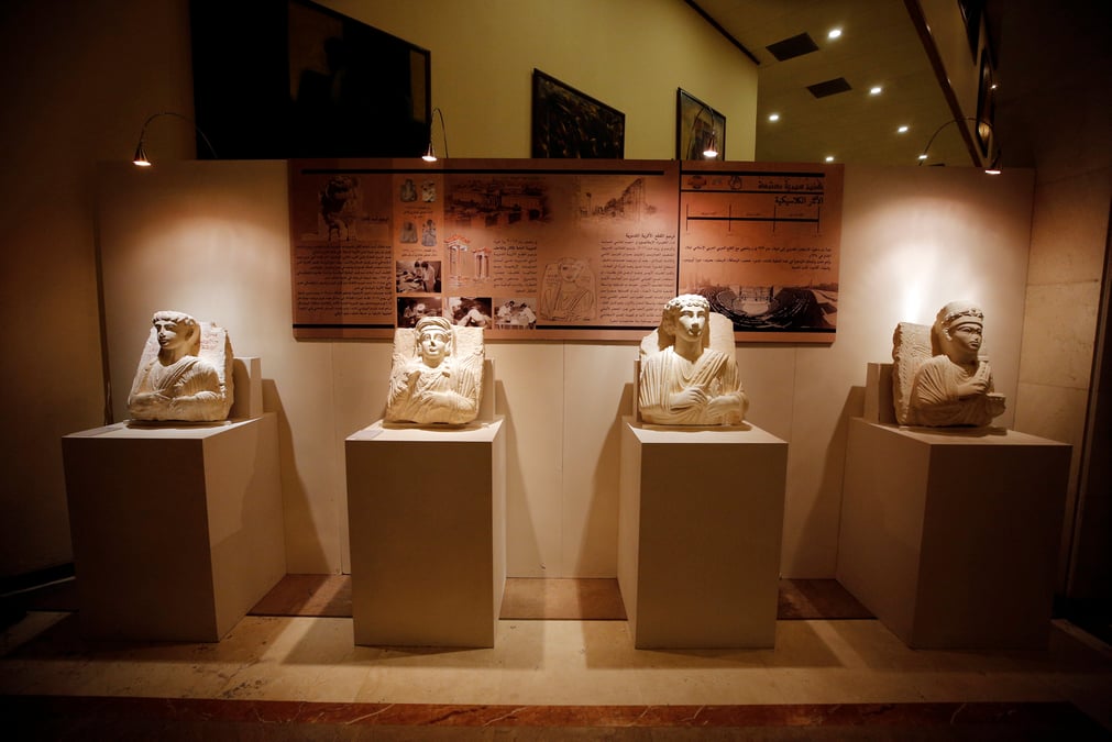Damas expose des antiquites pillees par l'ei puis recuperees