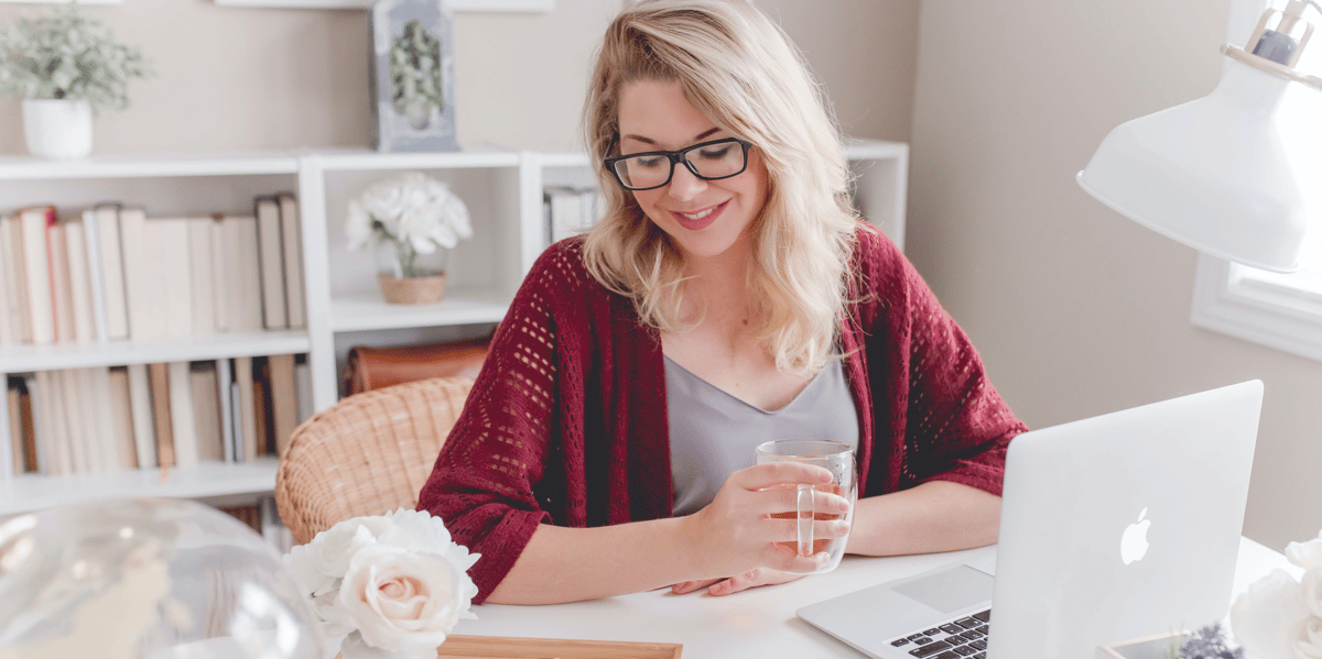 Femme travaillant devant son ordi