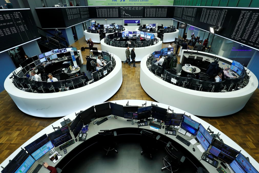 Les actions europeennes et les matieres premieres a la baisse