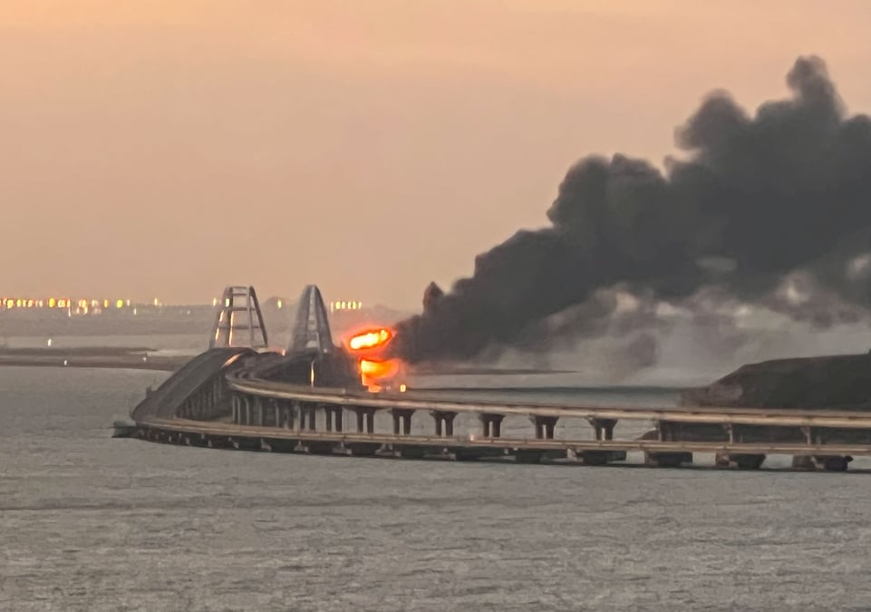 Un incendie sur le pont de kerch reliant la crimee a la russie