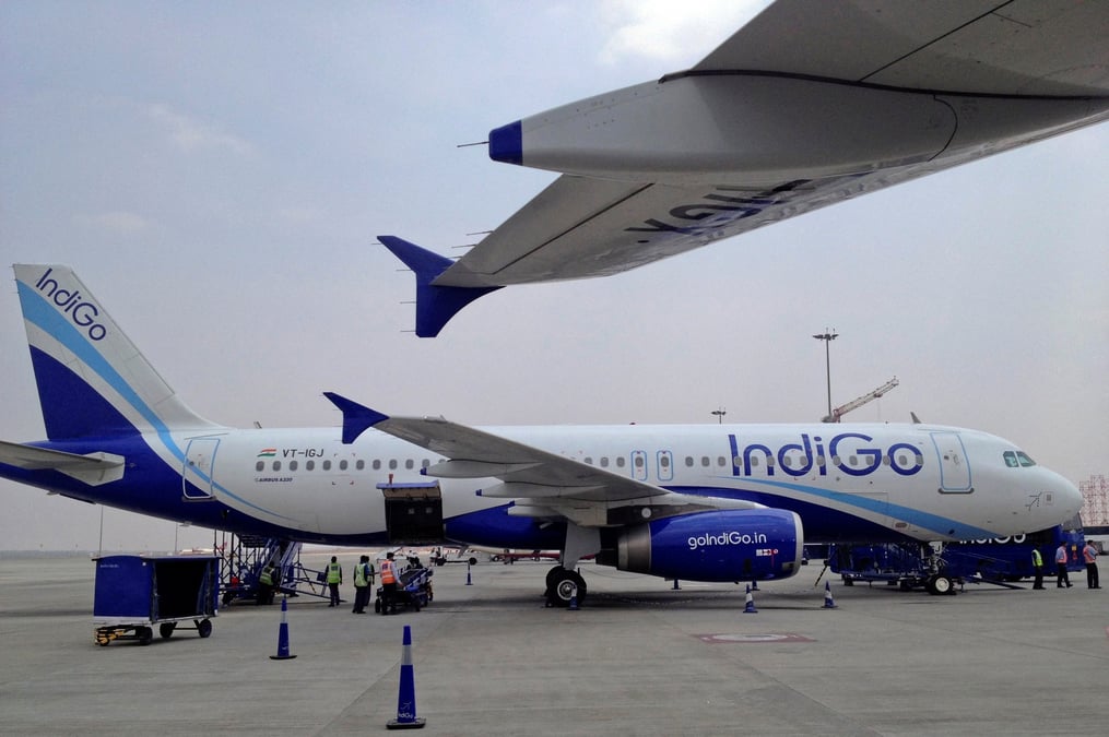 Photo d'archives d'un avion a320 d'indigo airlines stationne sur le tarmac de l'aeroport international de bangalore
