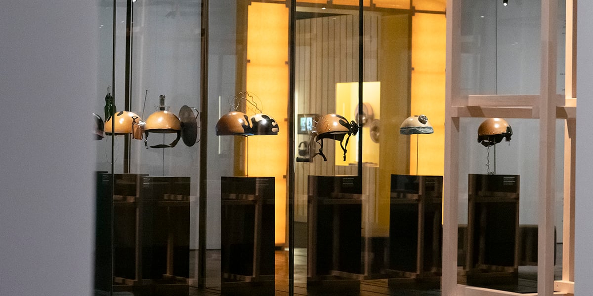 Casques- calebasses de Blick Bassy (musée d’Ethnographie de Genève).