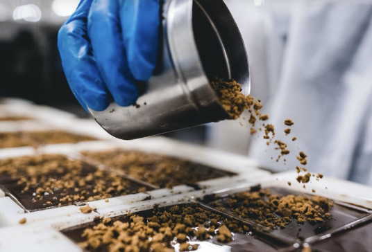 La PME originaire du Vaucluse a su s'imposer sur le marché national de l'épicerie fine et de la chocolaterie, particulièrement face à des concurrents tels Jeff de Bruges, Leonidas ou encore la Comtesse du Barry.