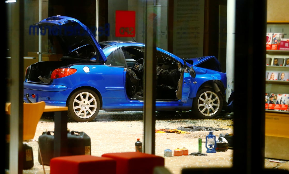 Un homme precipite sa voiture contre le siege du spd a berlin