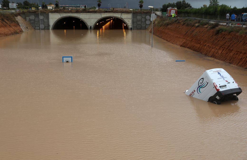Inondations: troisieme deces en espagne, deux aeroports fermes